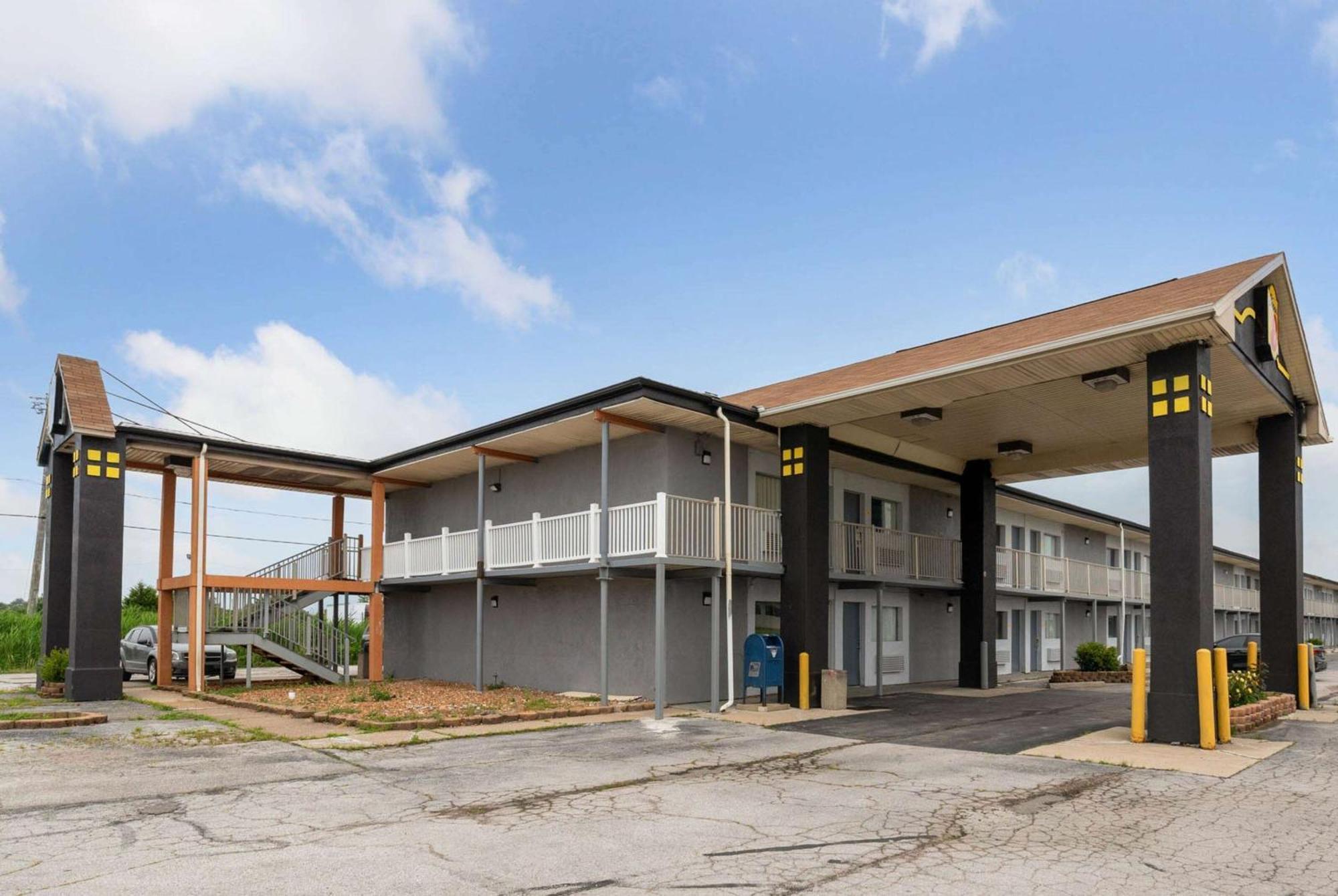 Super 8 By Wyndham Millbury/Toledo Hotel Exterior photo