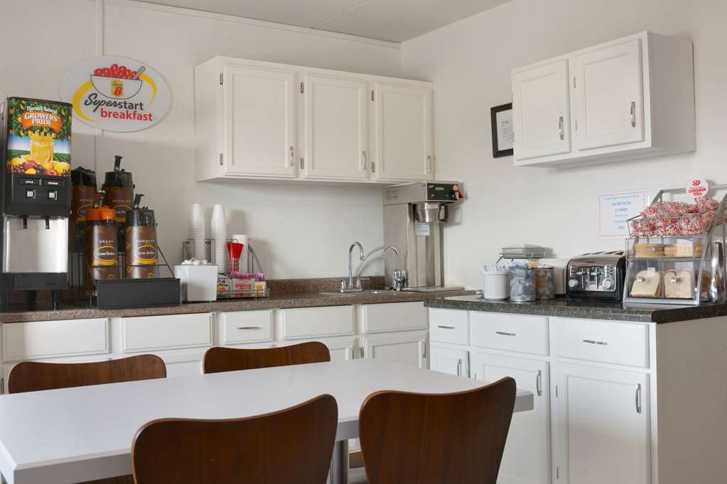 Super 8 By Wyndham Millbury/Toledo Hotel Restaurant photo